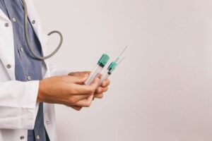 doctor-s-hands-with-several-syringes (1)