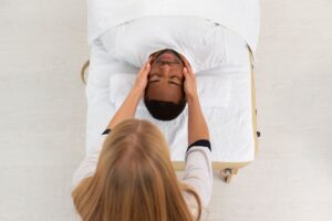 masseur-taking-care-her-client (1)